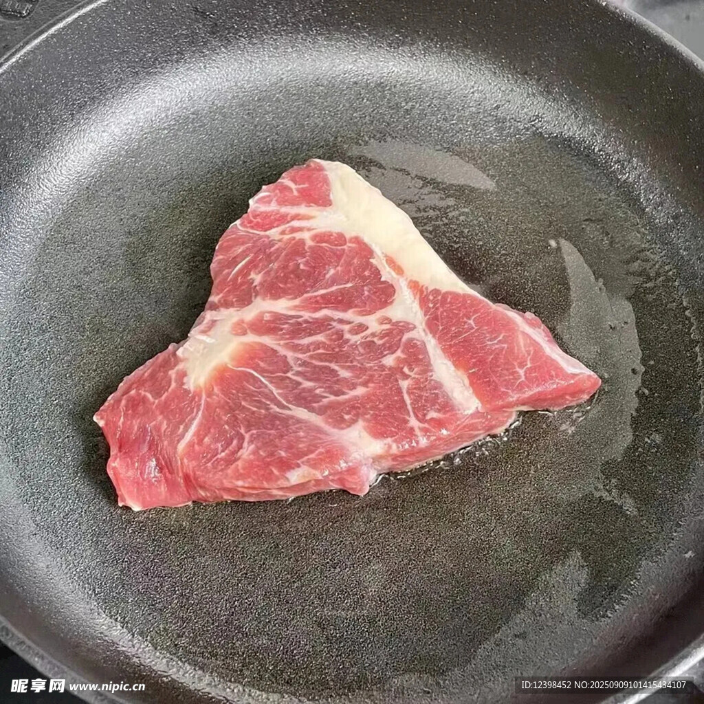 煎锅中的新鲜牛排