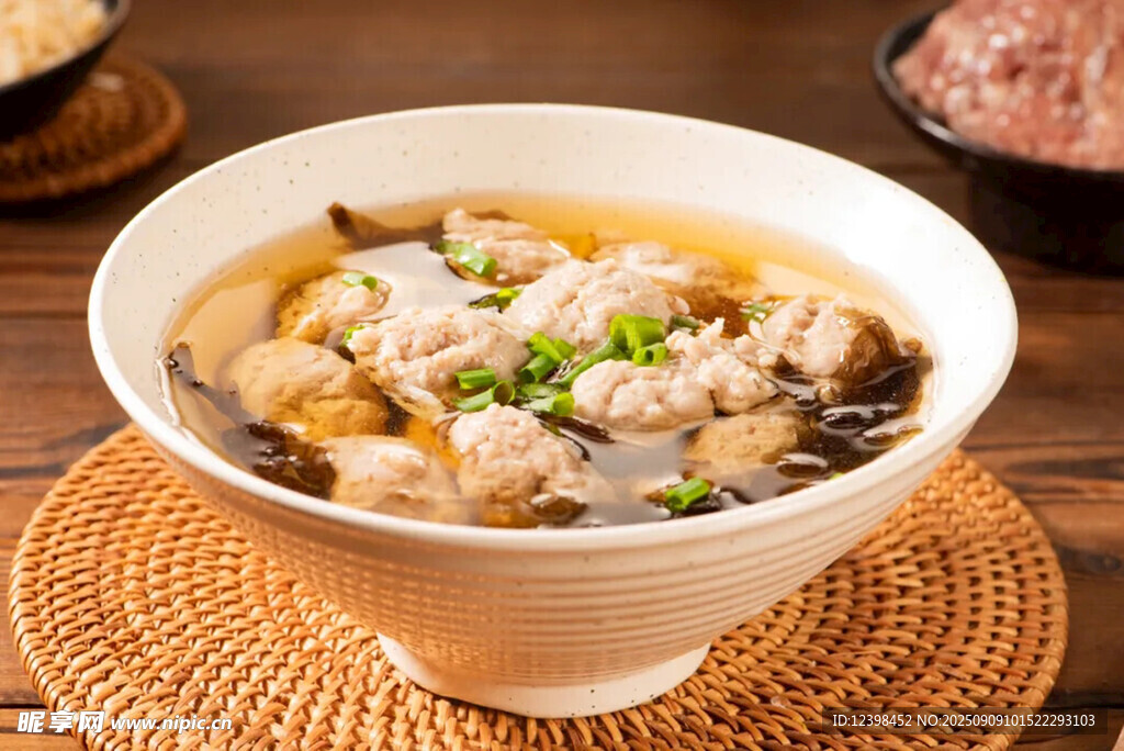 鲜香美味的肉丸菌菇汤
