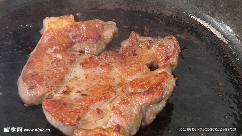 煎锅中的美味牛排