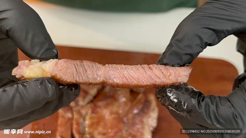 双手持火腿肉片特写