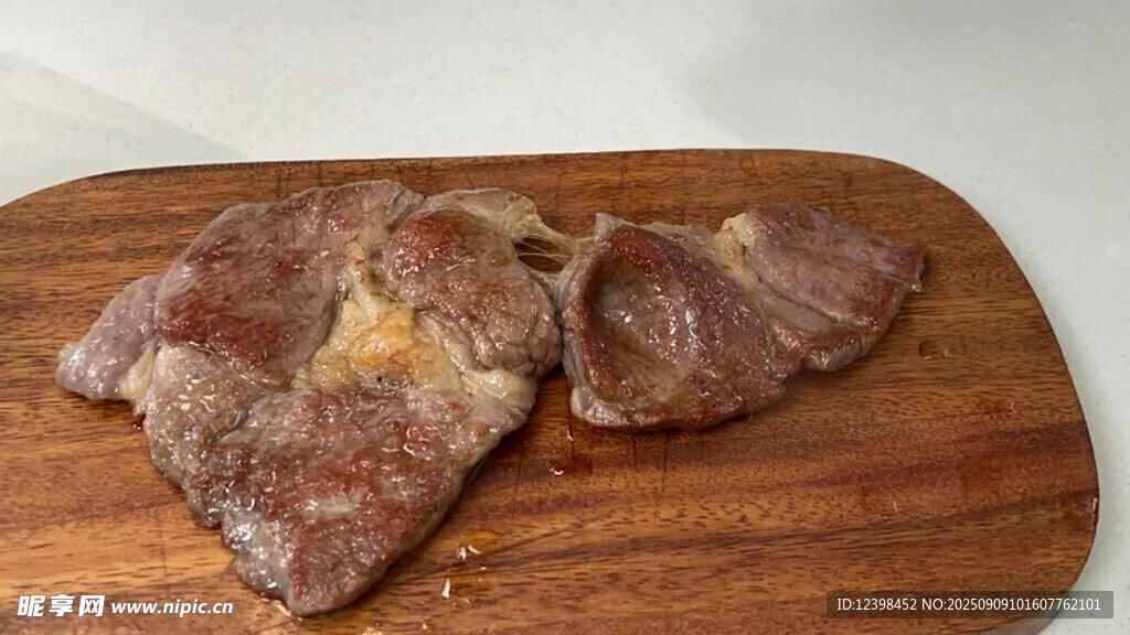 木制砧板上的新鲜牛肉片
