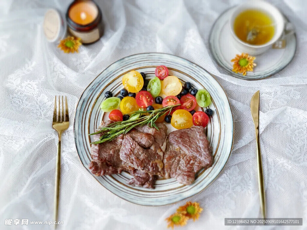 美味牛肉配多彩蔬菜餐