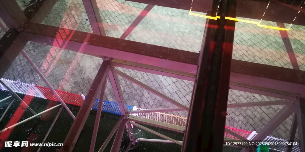 绚丽灯光下的室内场景