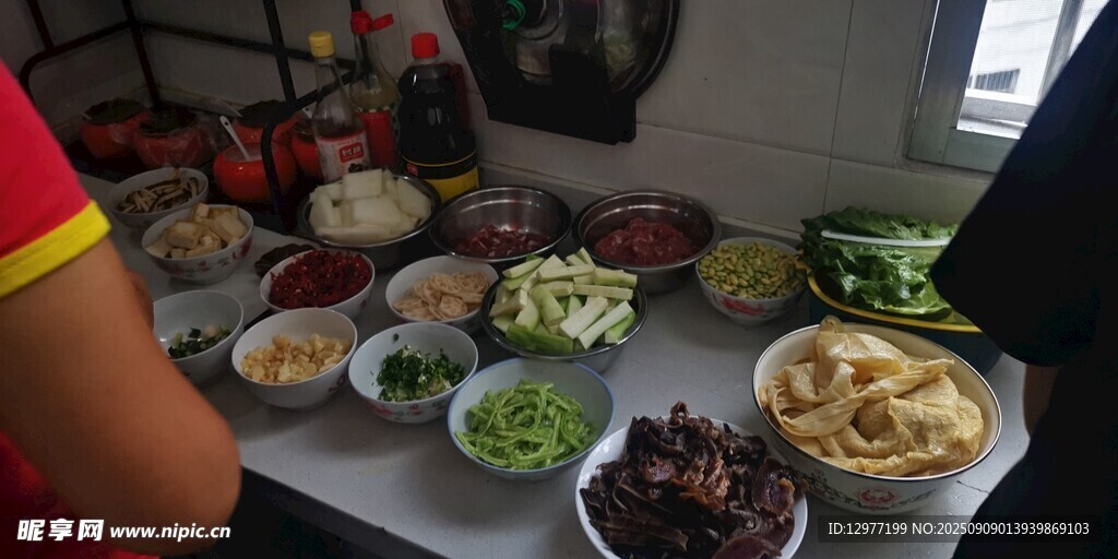 丰盛多样的自制美食拼盘