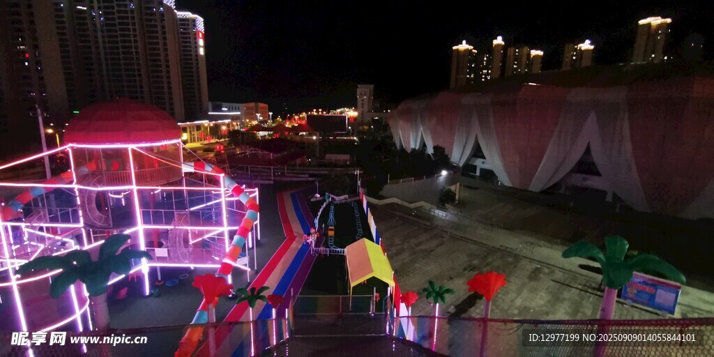 夜间户外游乐设施场景