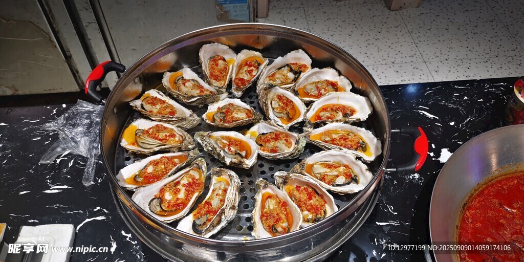 美味蒜蓉生蚝摆满蒸锅