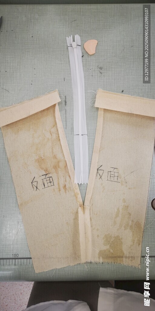 旧衣物与剪刀置于桌面