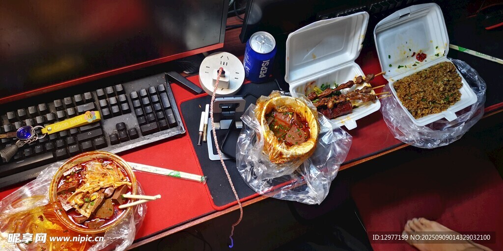 键盘旁的美味外卖餐食