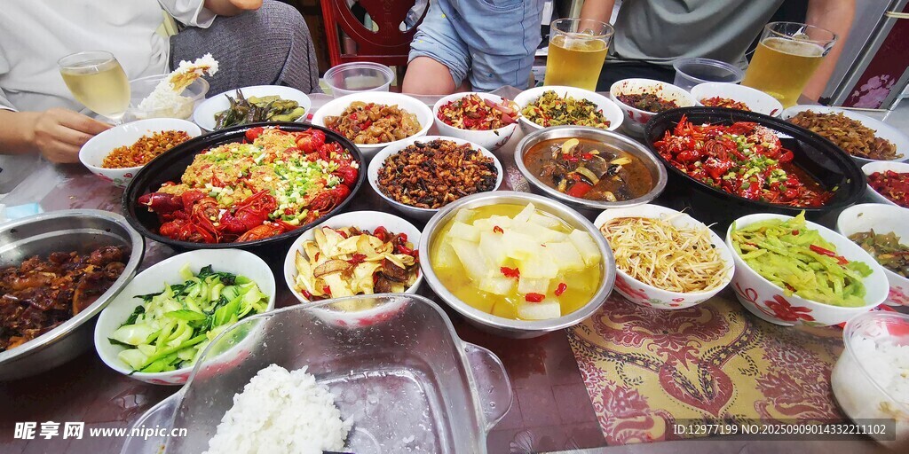 丰盛火锅聚餐场景