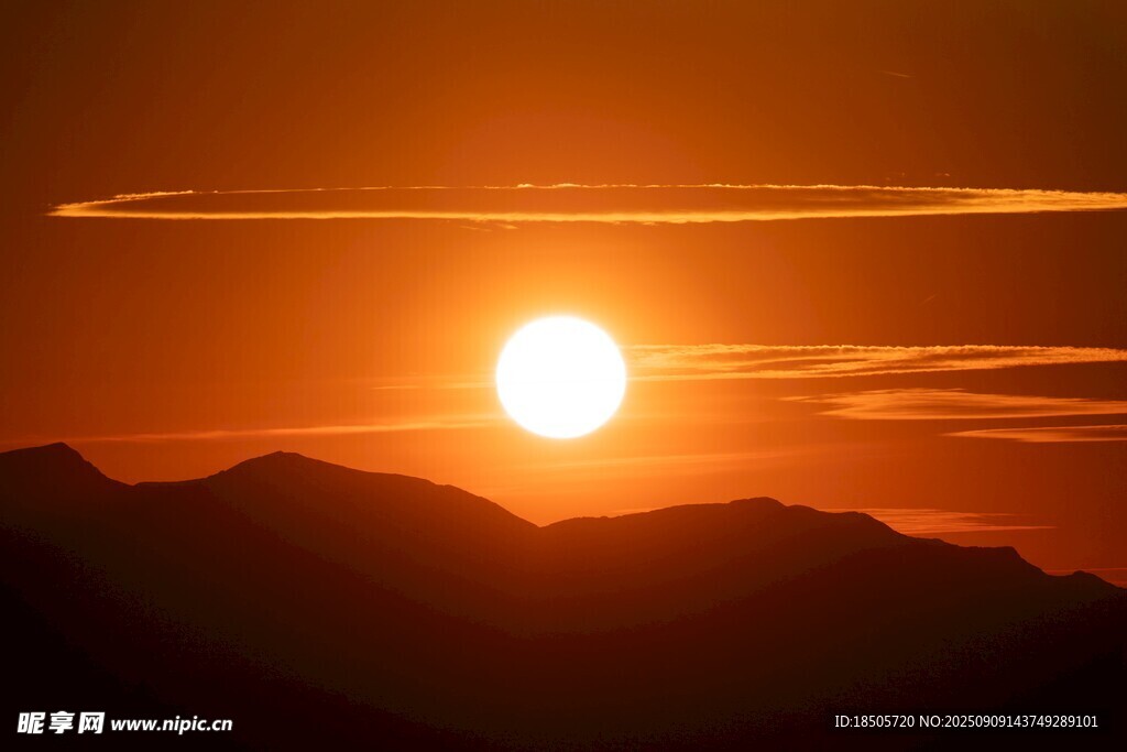 夕阳映照连绵山峦