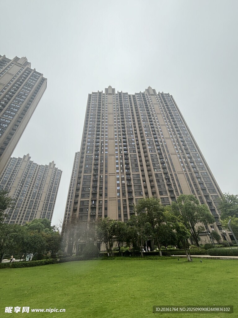 城市高楼与绿地景观