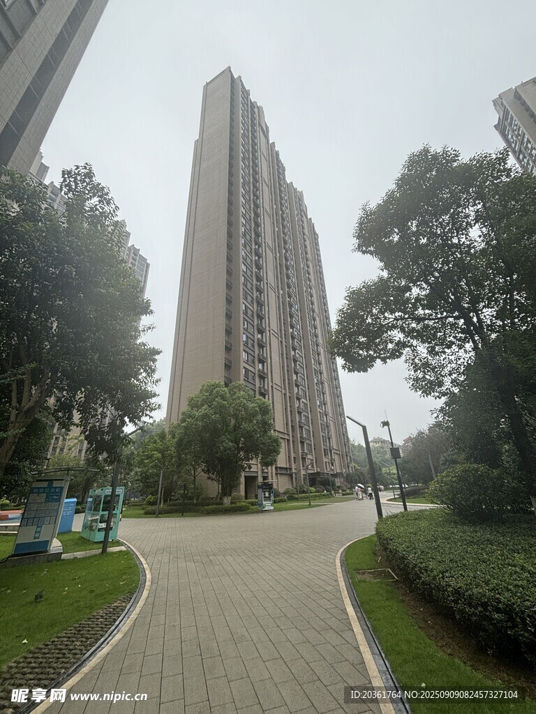 城市中高耸的住宅建筑