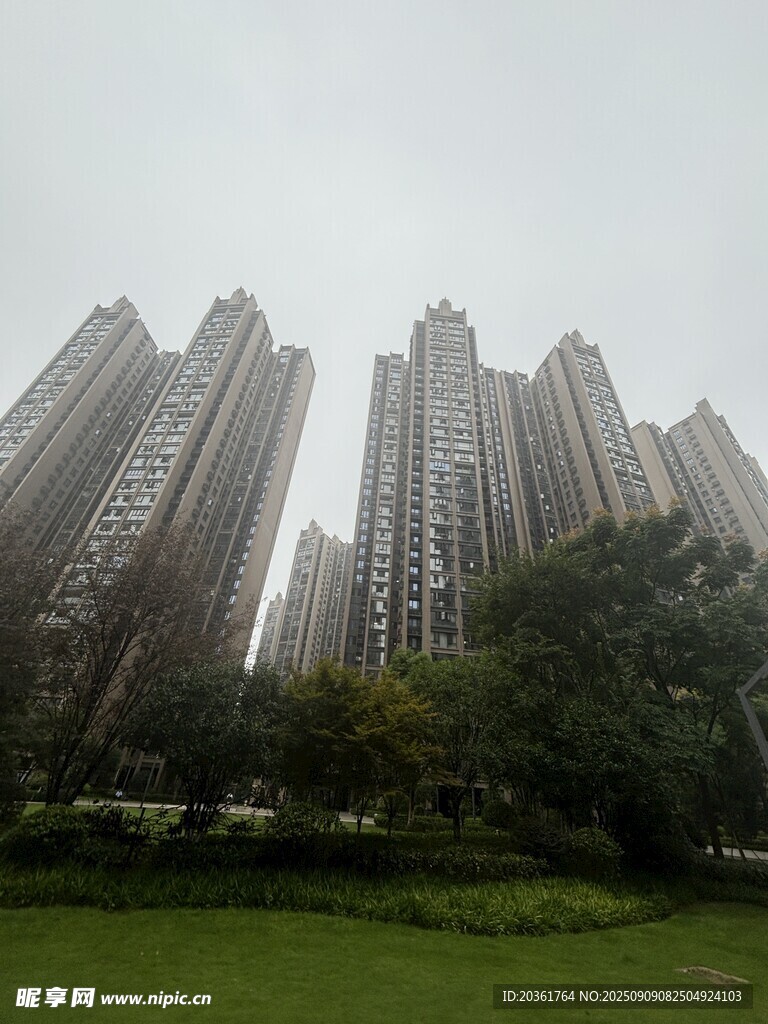 城市高楼与绿地景观