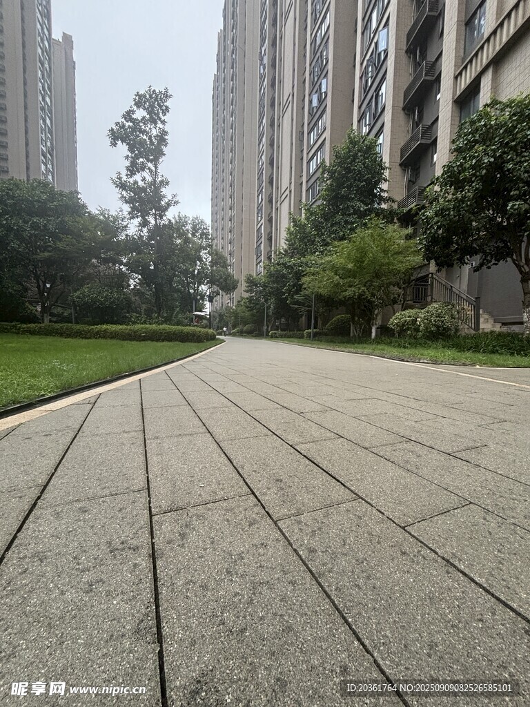 城市小区中的宽敞步道