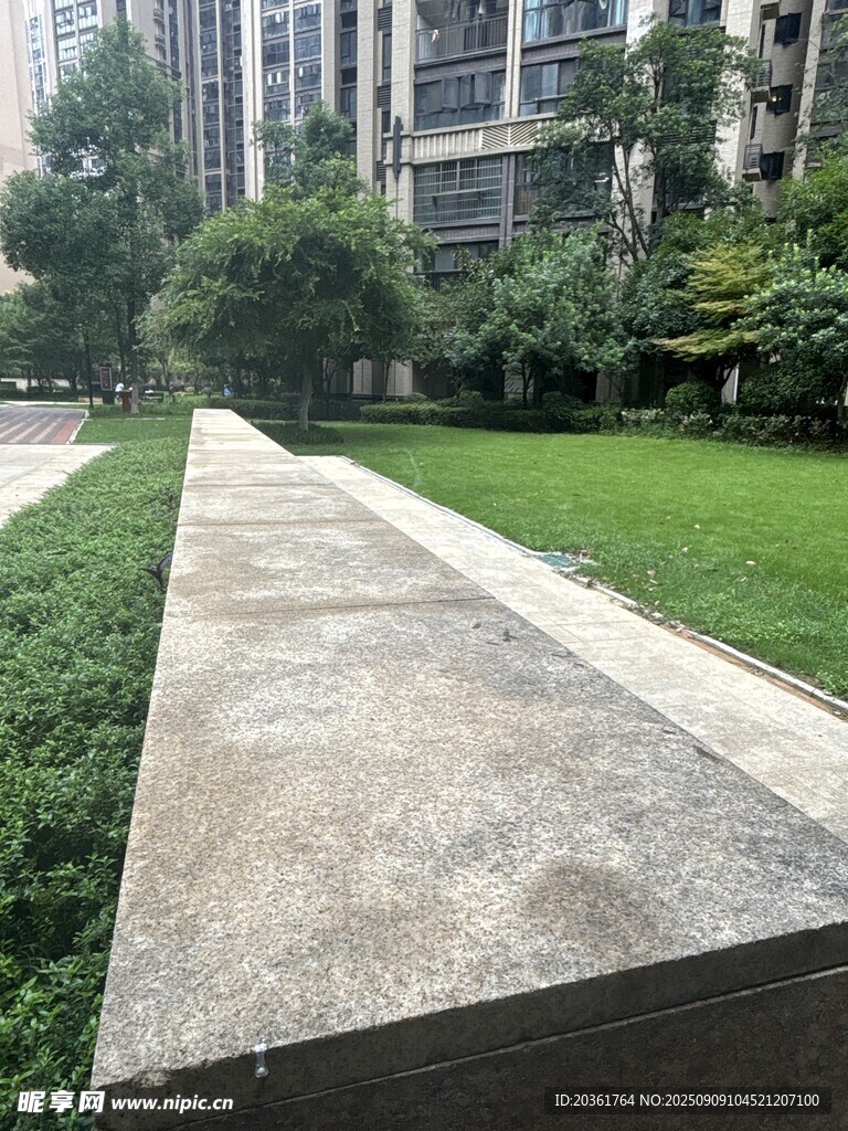 小区内的石板小径与绿植
