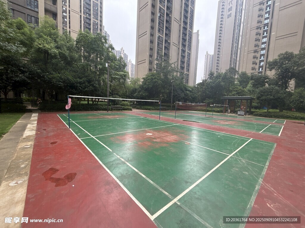 城市中的户外彩色网球场