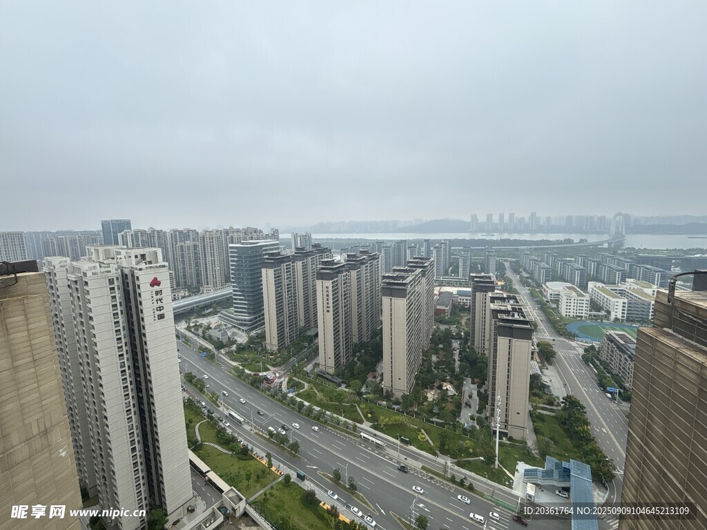 城市高楼与道路景观