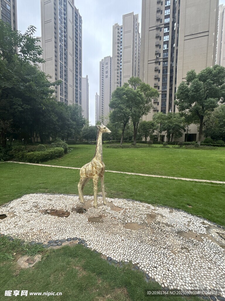 公园中的长颈鹿雕塑景观