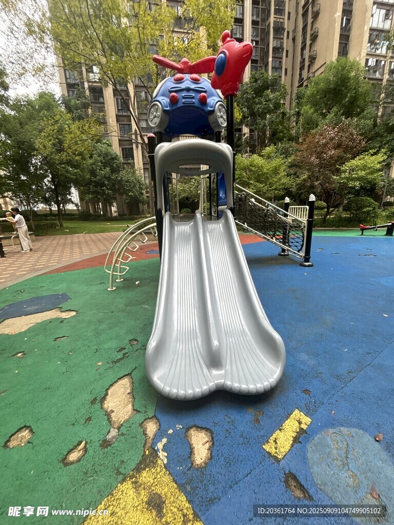 儿童公园的滑梯设施