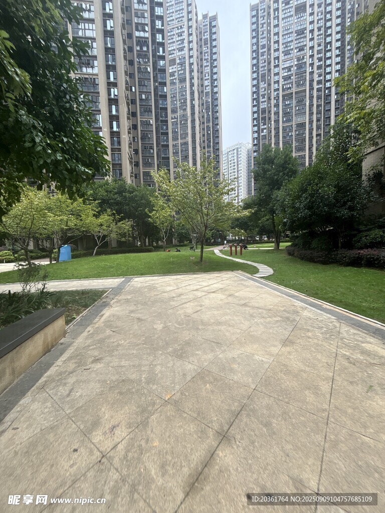 小区内的宽敞休闲步道