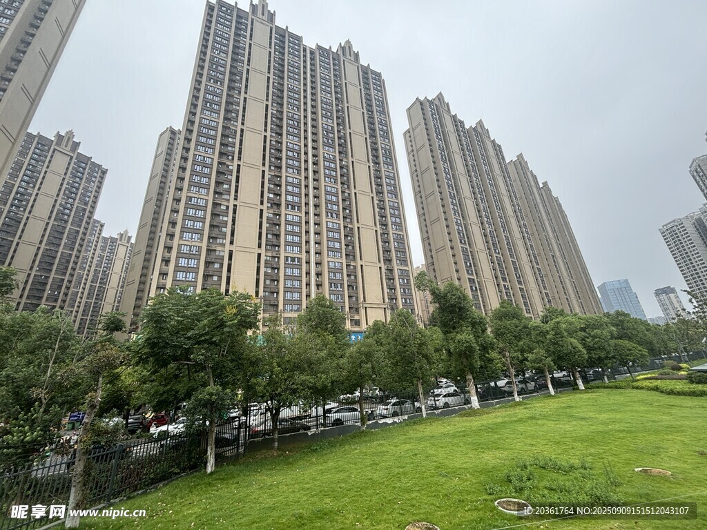 城市高楼旁的绿地景观