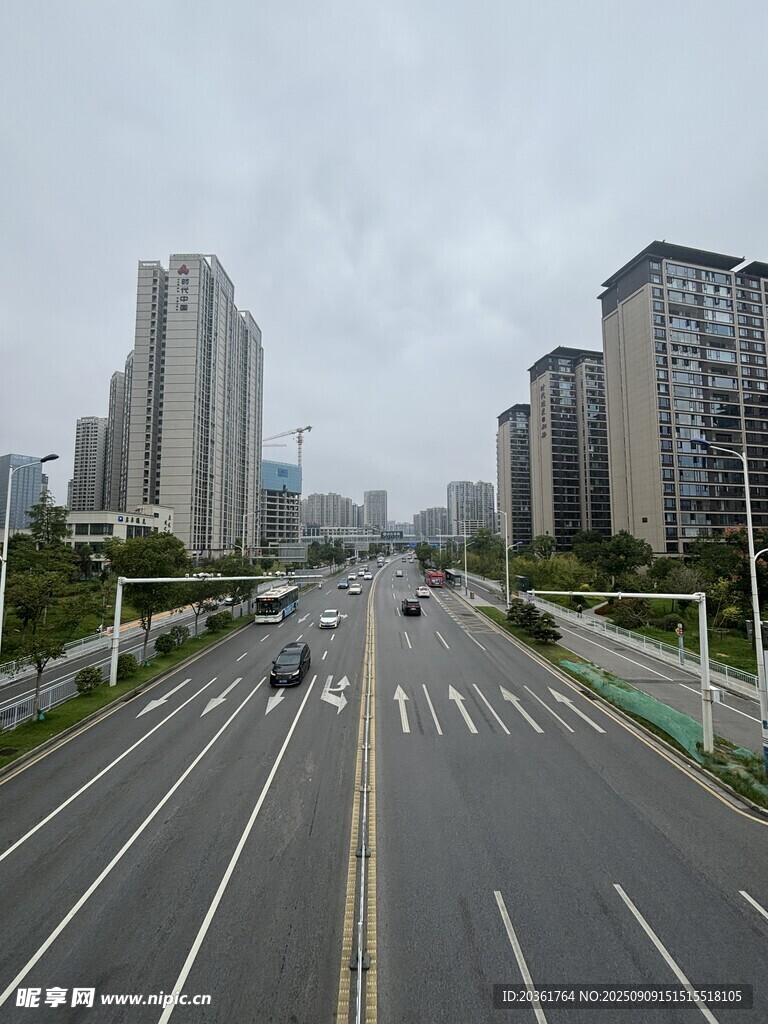 城市宽阔道路与高楼景观
