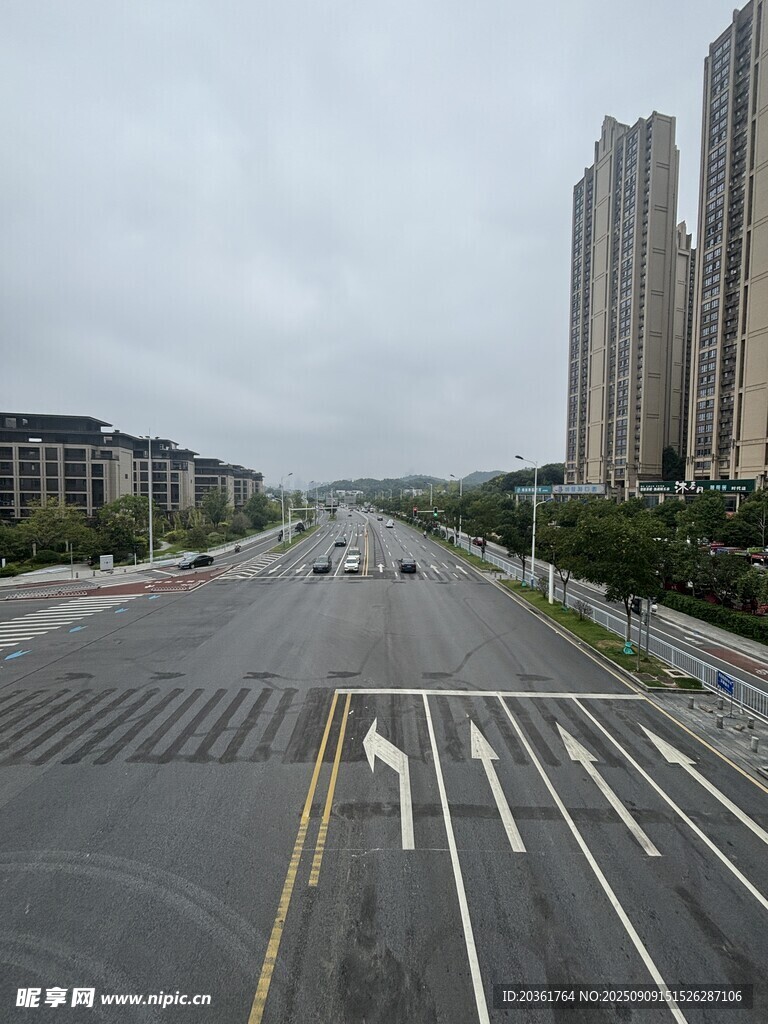 宽阔城市道路与高楼景观
