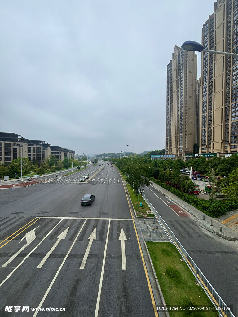 城市宽阔道路与高楼景观