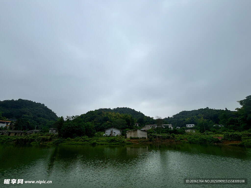 湖畔青山