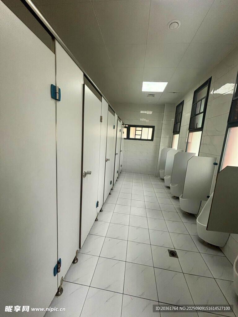 公共卫生间隔间走廊