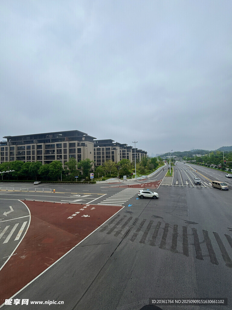 城市道路与远处建筑景观