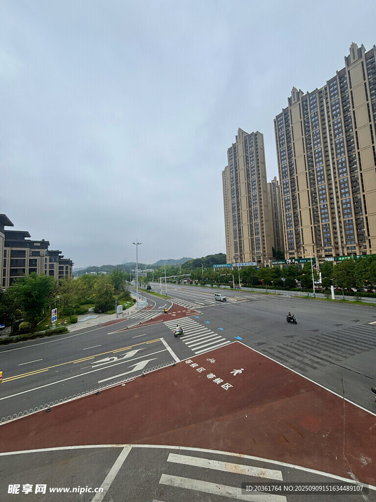城市宽阔道路与高层住宅