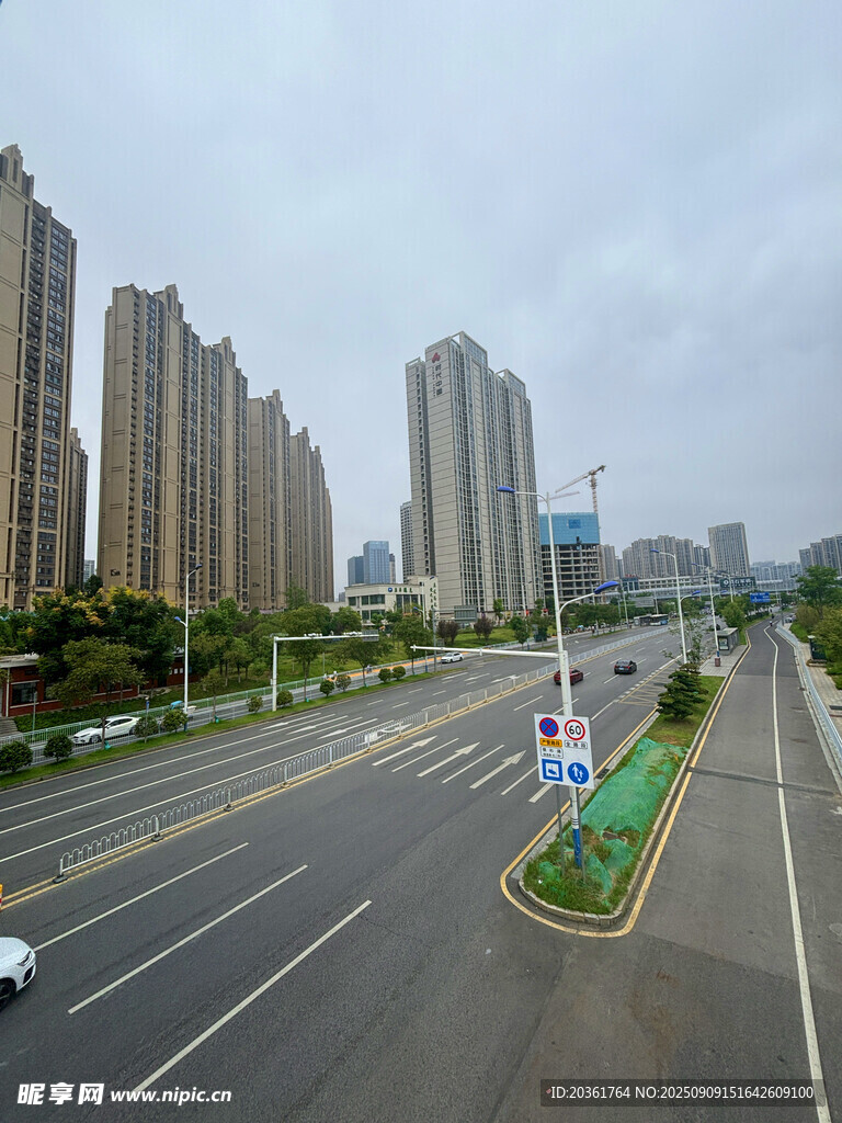 城市宽阔道路与林立高楼