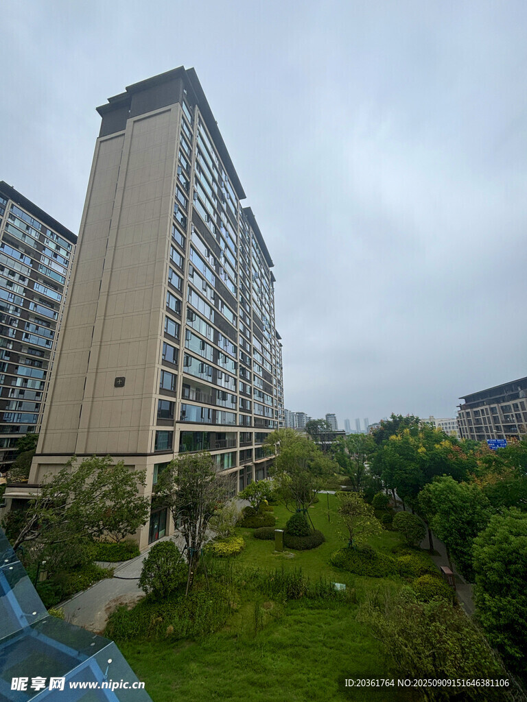 高层住宅旁的绿意景观