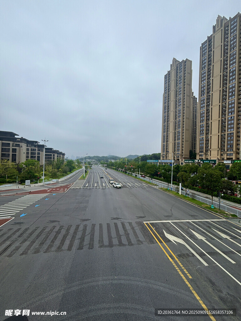 宽阔城市道路与林立高楼