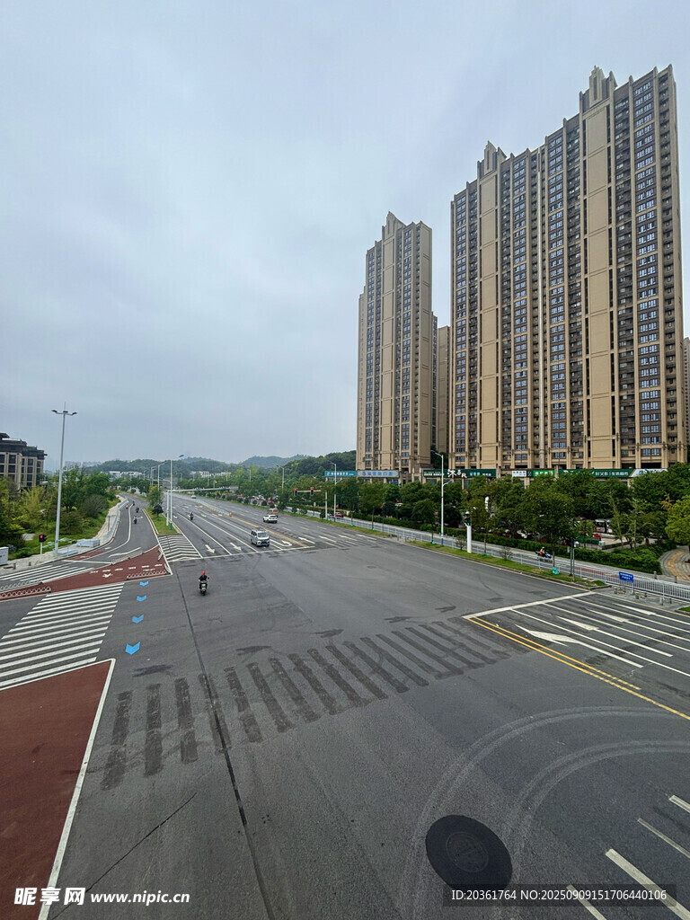 城市宽阔道路旁的高层住宅