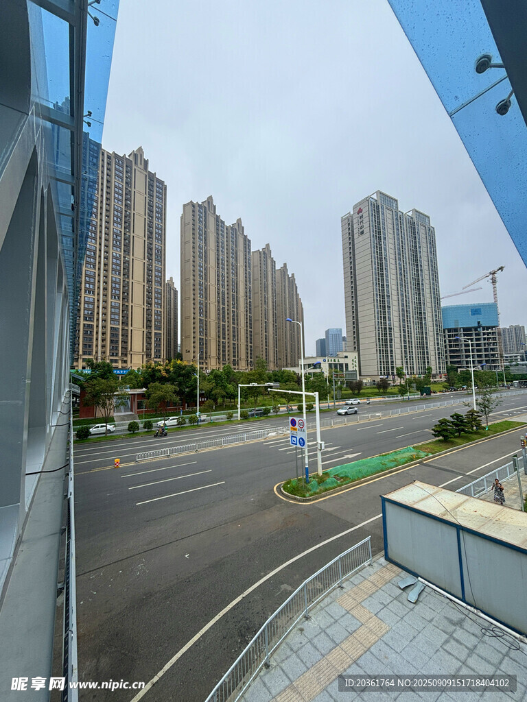 城市道路旁的高楼景观