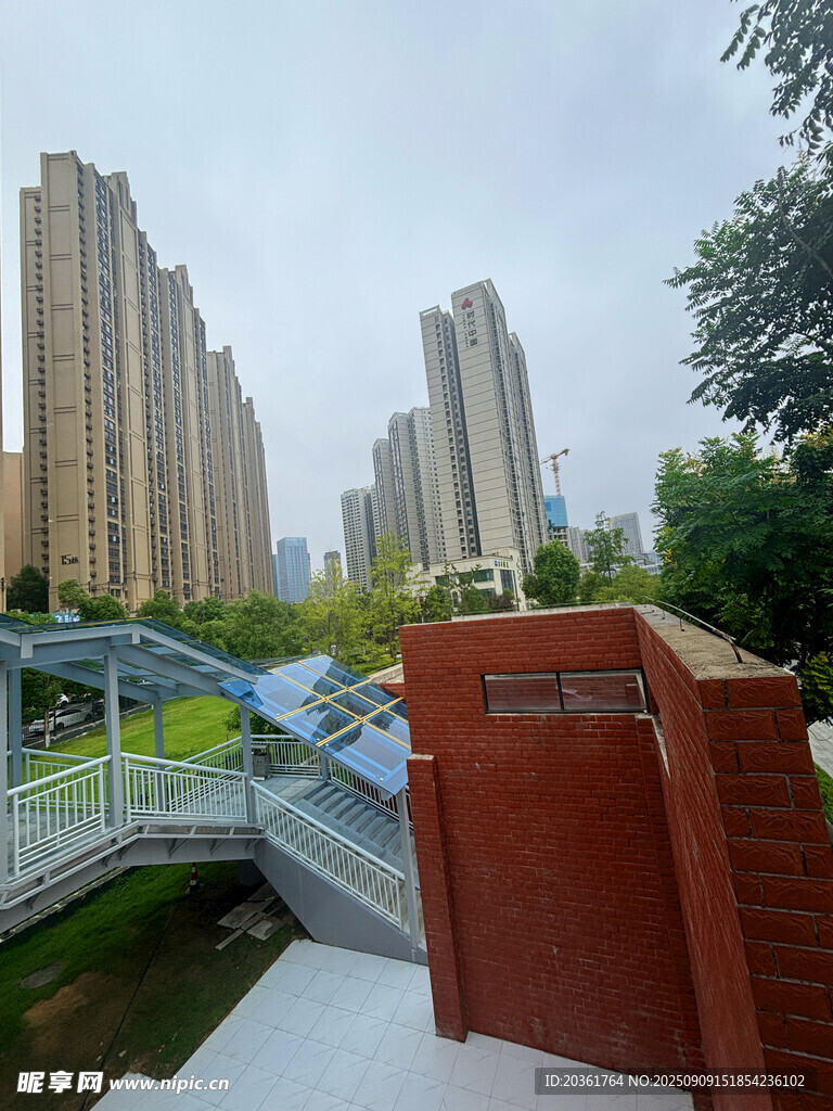 城市中现代建筑与景观桥