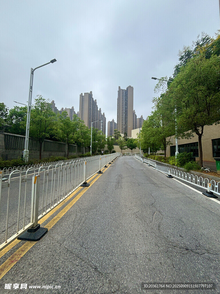 城市空旷道路与周边建筑