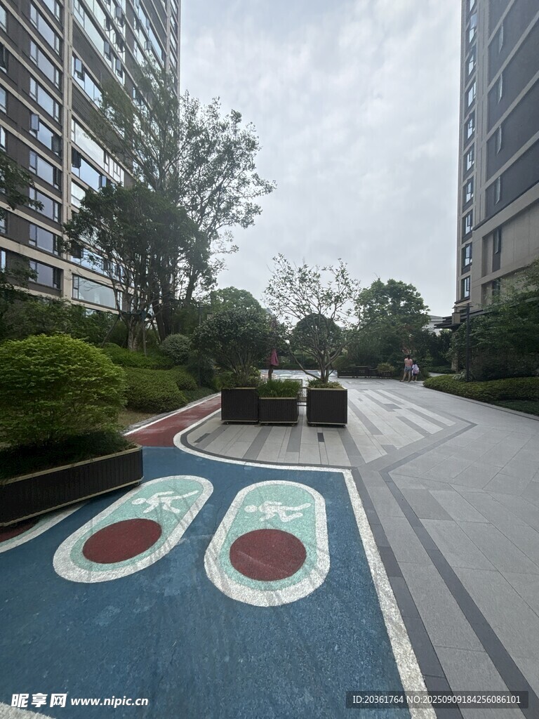 小区内的彩色地面休闲区域