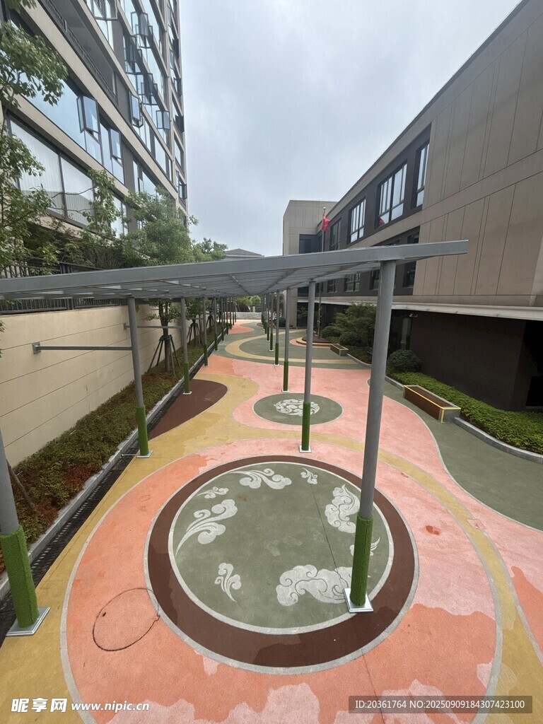 小区彩色童趣户外步道