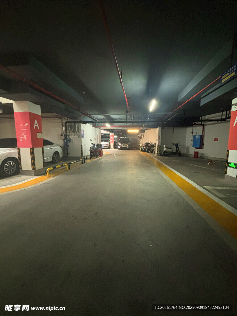地下停车场空旷场景