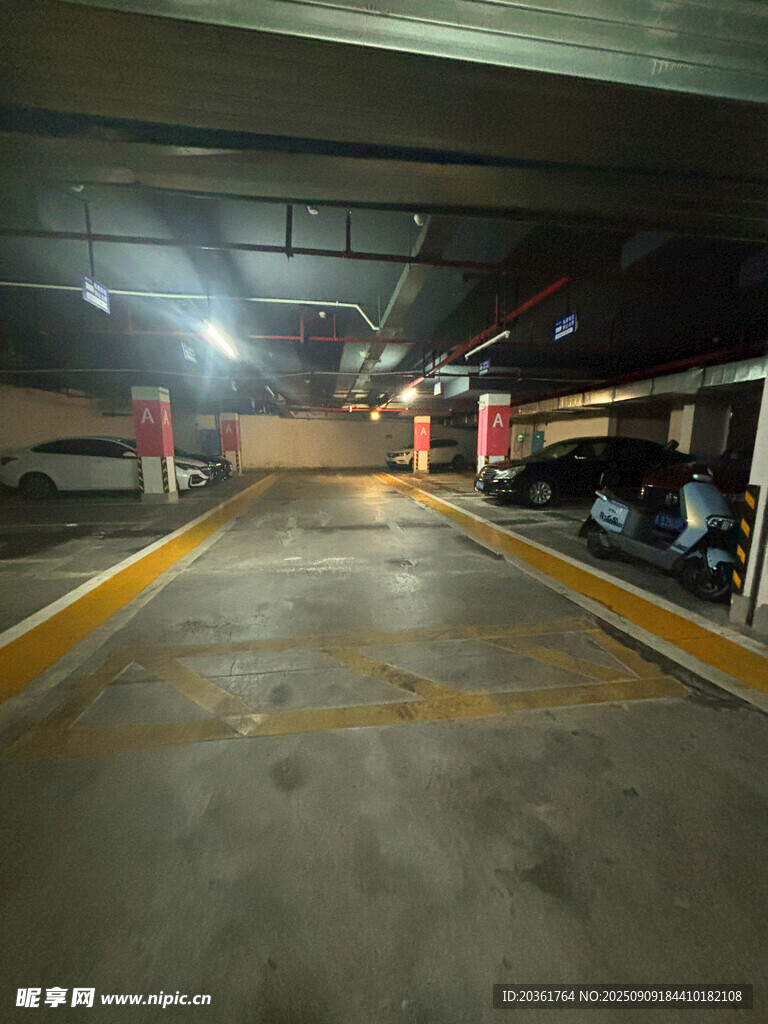 地下停车场内部空旷场景