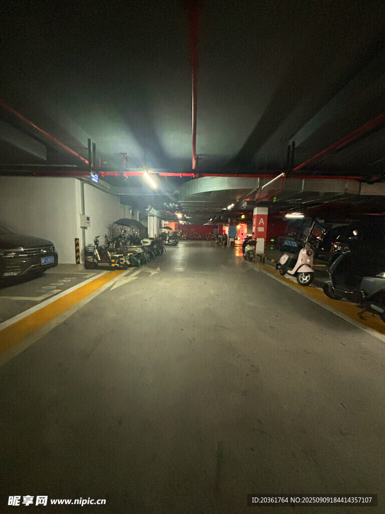 地下停车场内景