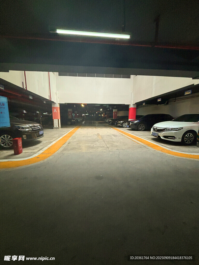 地下停车场内景