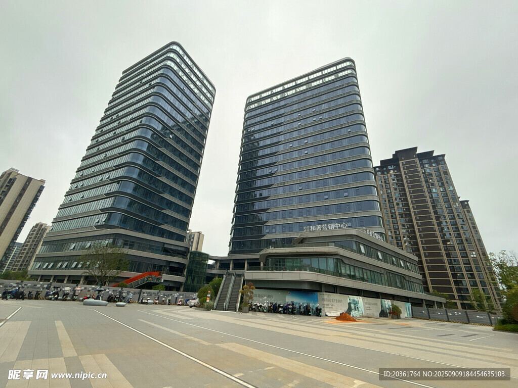 现代都市摩天办公建筑群