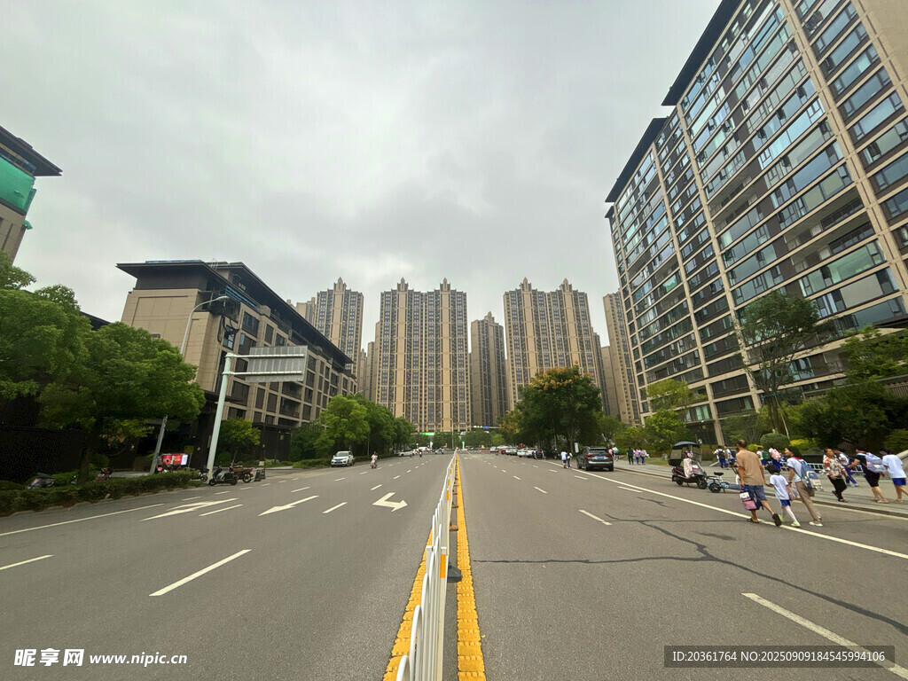 城市宽阔街道与高楼景象