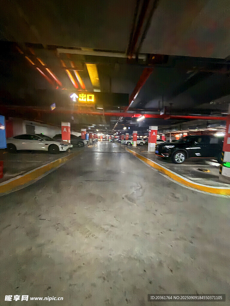 地下停车场内景