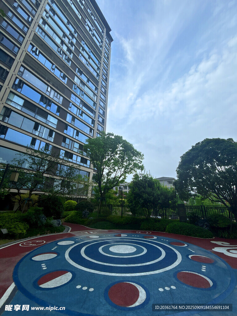 小区内的彩色休闲活动场地