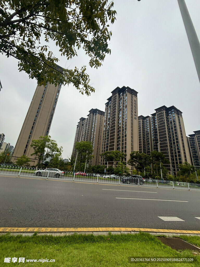 城市中林立的高层住宅楼